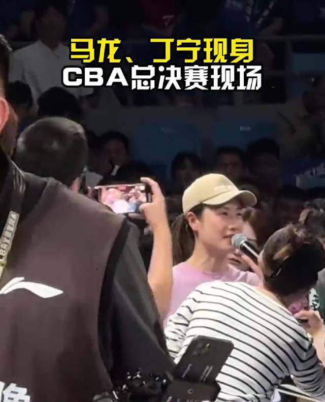 露携2子观战北京龙队给老大讲解总决j9国际人生赢家!马龙和美丽妻子夏(图4)