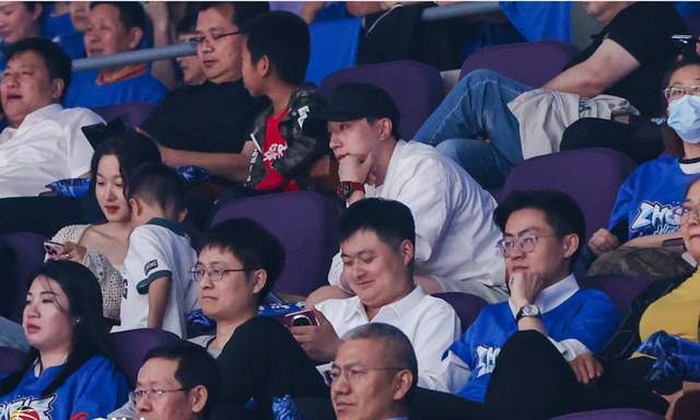 露携2子观战北京龙队给老大讲解总决j9国际人生赢家!马龙和美丽妻子夏(图2)