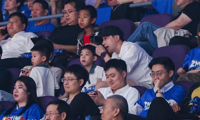 露携2子观战北京龙队给老大讲解总决j9国际人生赢家!马龙和美丽妻子夏(图7)